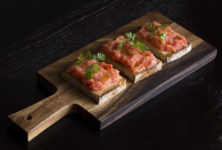 Pan con tomate - rustic tomato bread at aqua nueva